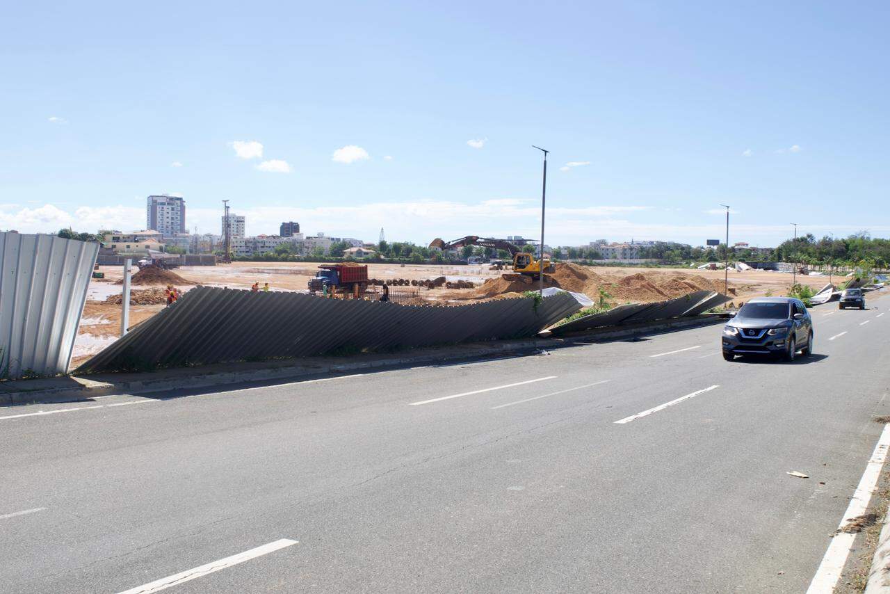 Láminas de zinc derribadas y lodo acumulado evidencian los efectos de las lluvias en la construcción del City Center y zonas aledañas.