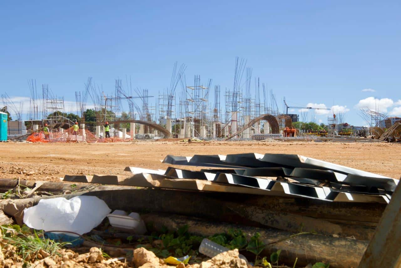 Obreros continúan labores en el City Center pese a los daños visibles en el perímetro tras las lluvias y ráfagas de viento.