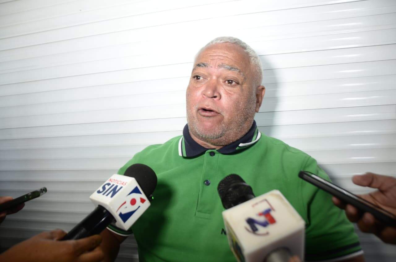 Cándido Hilario afirma tener más de tres horas en fila y cuestiona la falta de información en los centros.