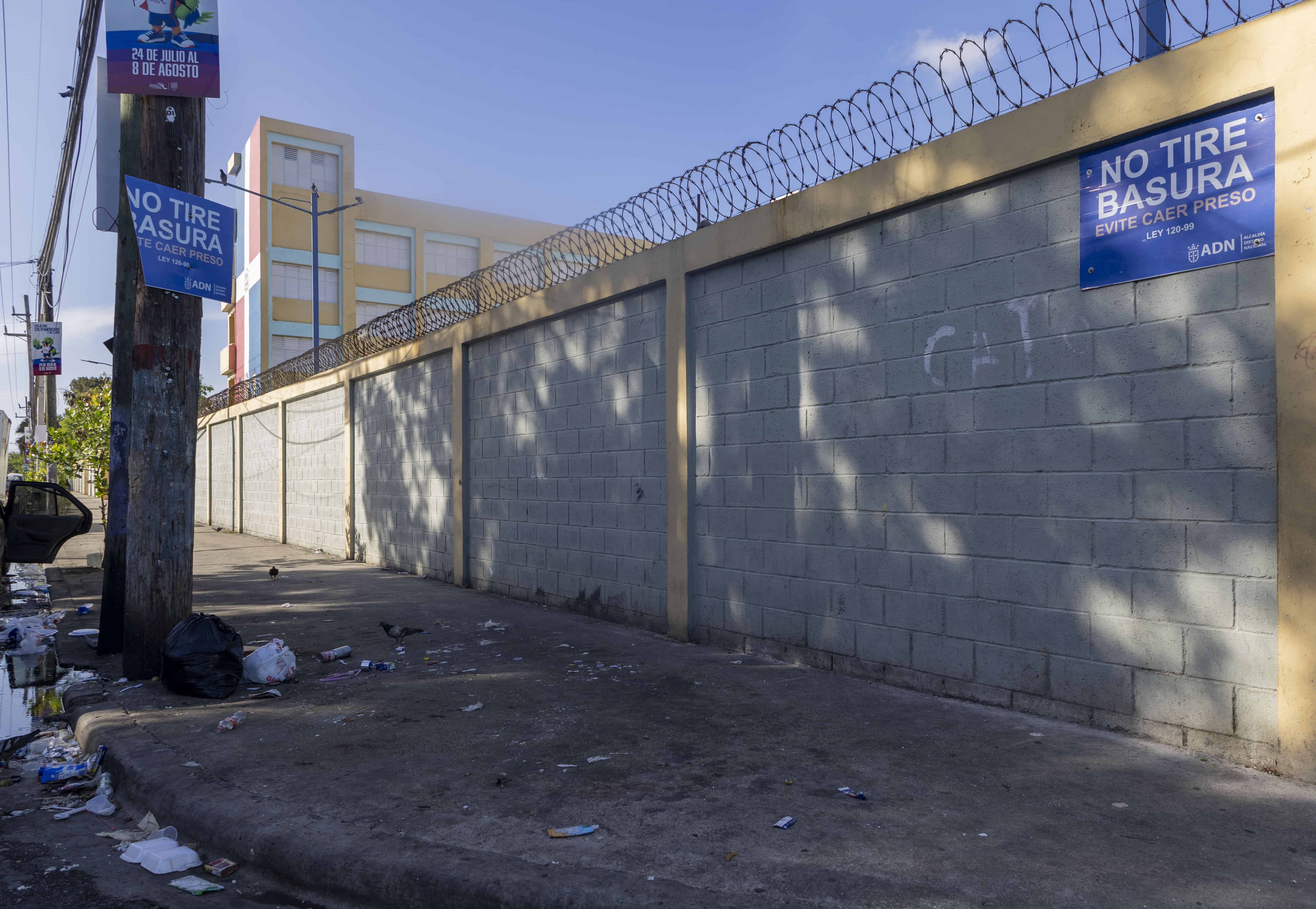 Alrededores de la escuela básica Mercedes Sepúlveda en el Ensanche Luperón.