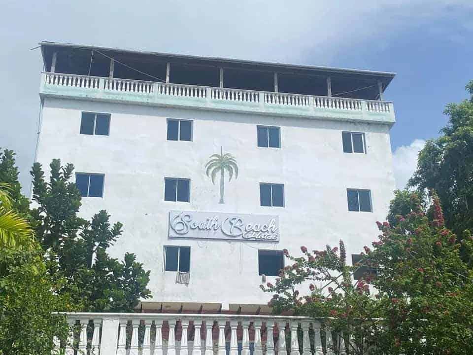 Fachada del hotel South Beach, ubicado en el municipio Paraíso, provincia Barahona,  vinculado a una red de estafas.&nbsp;