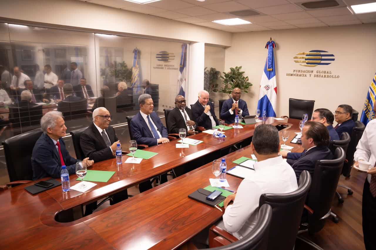 Representantes del Gobierno reunidos con el expresidente Leonel Fernández y miembros de la Fuerza del Pueblo el miércoles 15 de abril en la sede de Funglode.&nbsp;