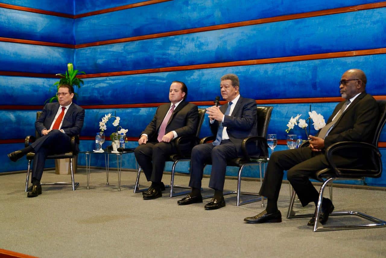 Los ministros Eduardo Sanz Lovatón, José Ignacio Paliza, el presidente de la Fuerza del Pueblo, Leonel Fernández y el secretario general de esa organización, Antonio Florián, hablan con la prensa sobre lo tratado en la reunión.&nbsp;