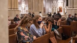 La religión cobra relevancia entre jóvenes en Estados Unidos, revela encuesta de Gallup