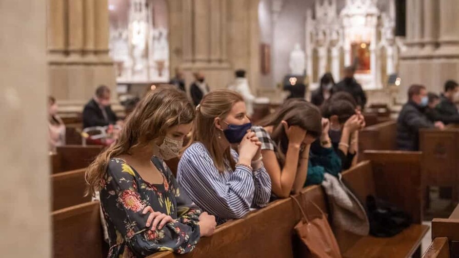 La religión cobra relevancia entre jóvenes en Estados Unidos, revela encuesta de Gallup