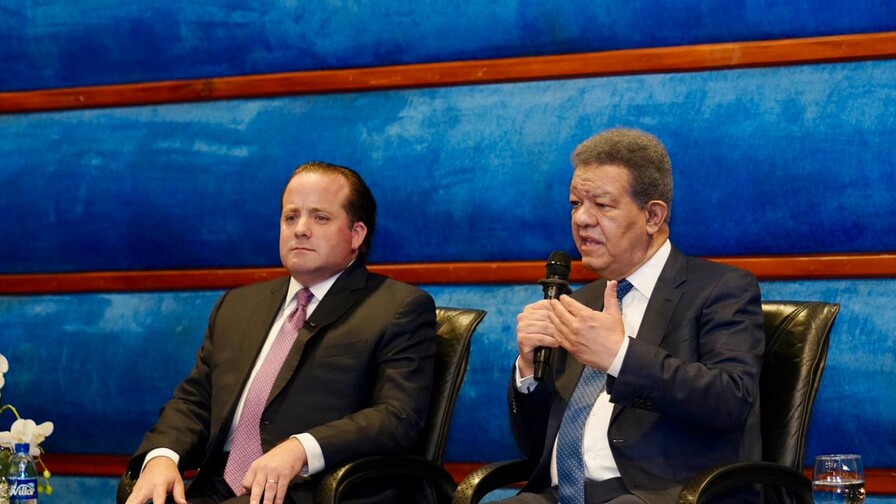 Leonel se reúne con delegación del Gobierno y le sugiere no tomar medidas que afecten al pueblo