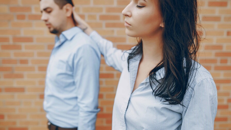 Una pareja dispareja: ¿Por qué las mujeres “súperpoderosas” se buscan hombres “princesos”?