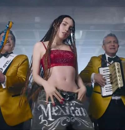 Belinda presenta su nuevo sencillo Por ella junto a Los Ángeles Azules