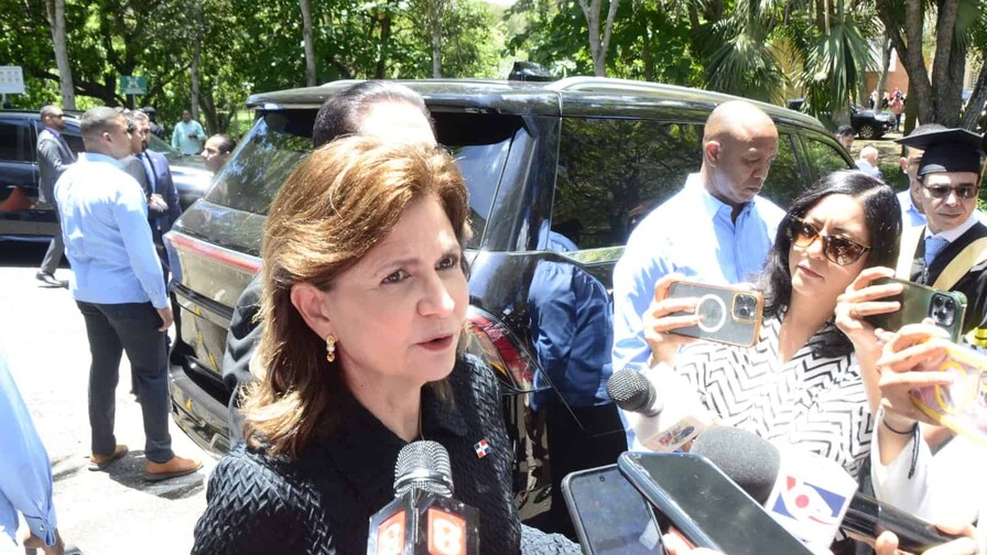 Raquel Peña defiende acciones del Gobierno ante críticas de Leonel por falta de aviso de lluvias