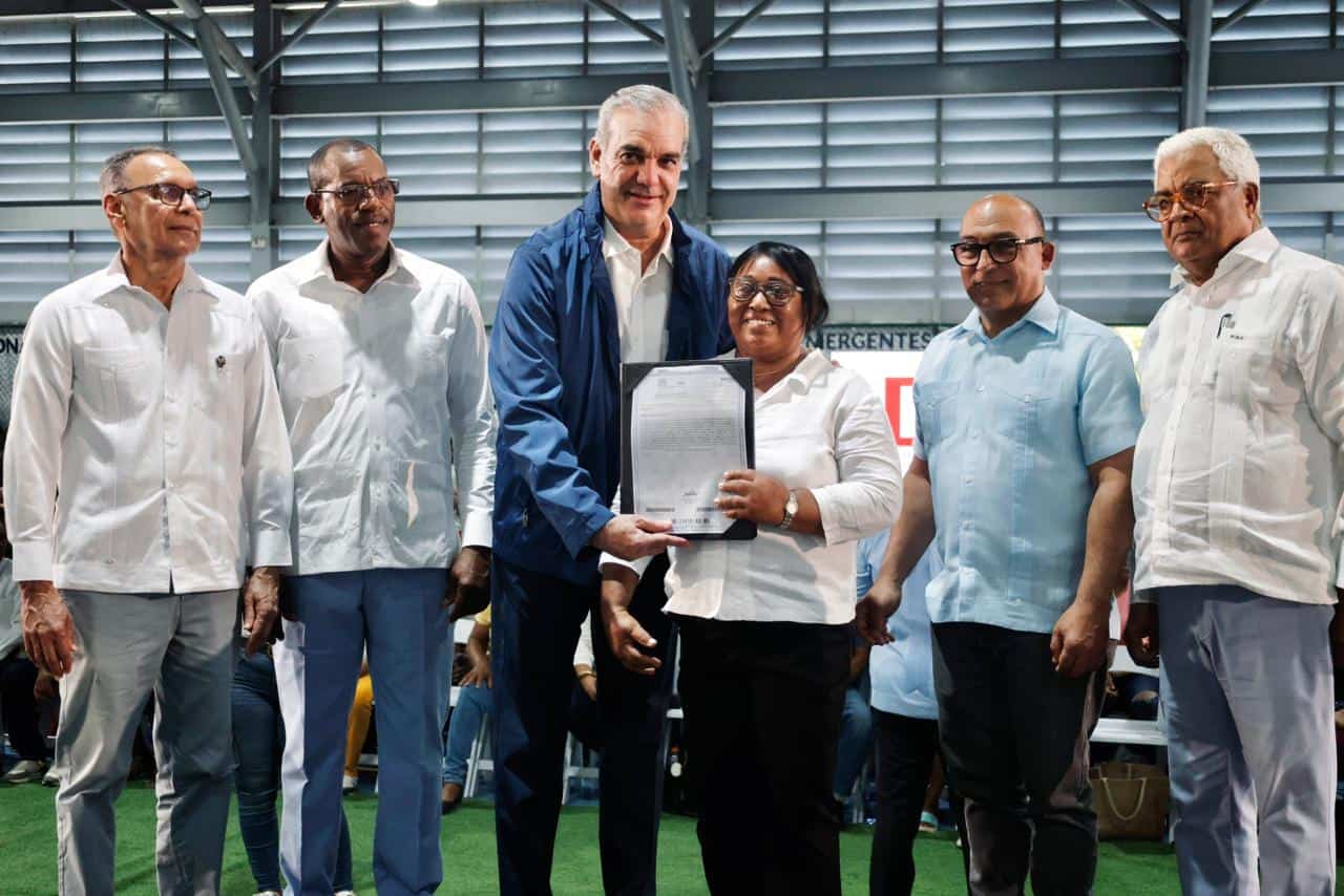 Presidente Abinader mientras hacía entrega de los títulos