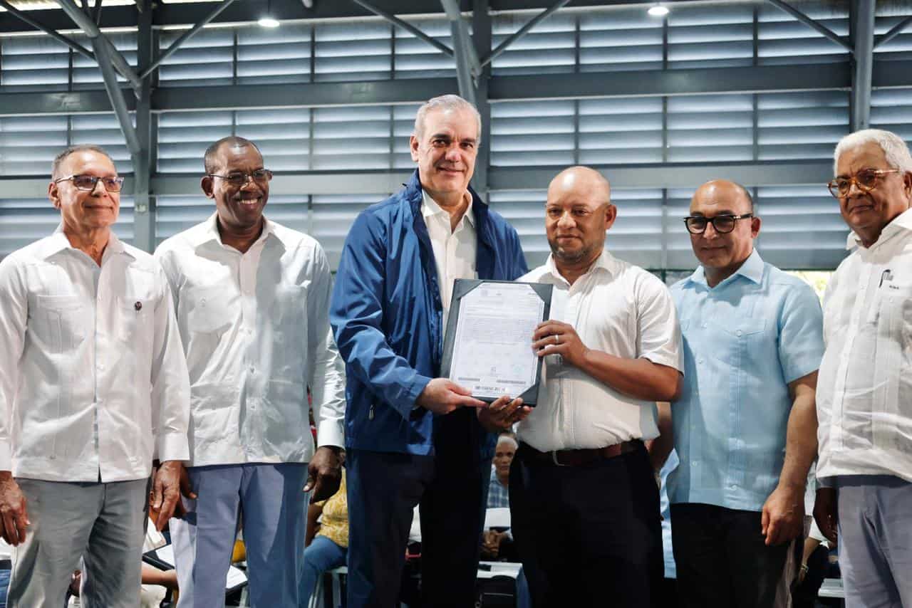 Presidente Abinader mientras hacía entrega de los títulos