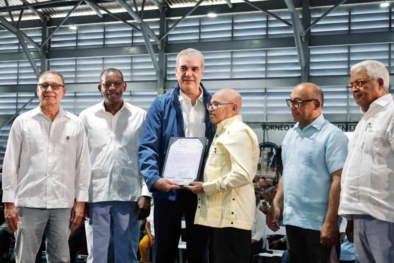 Presidente Abinader mientras hacía entrega de los títulos