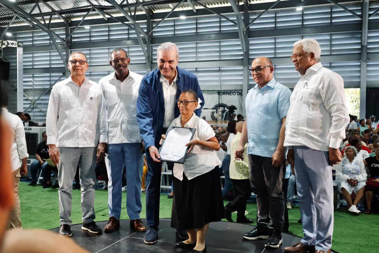 Presidente Abinader mientras hacía entrega de los títulos