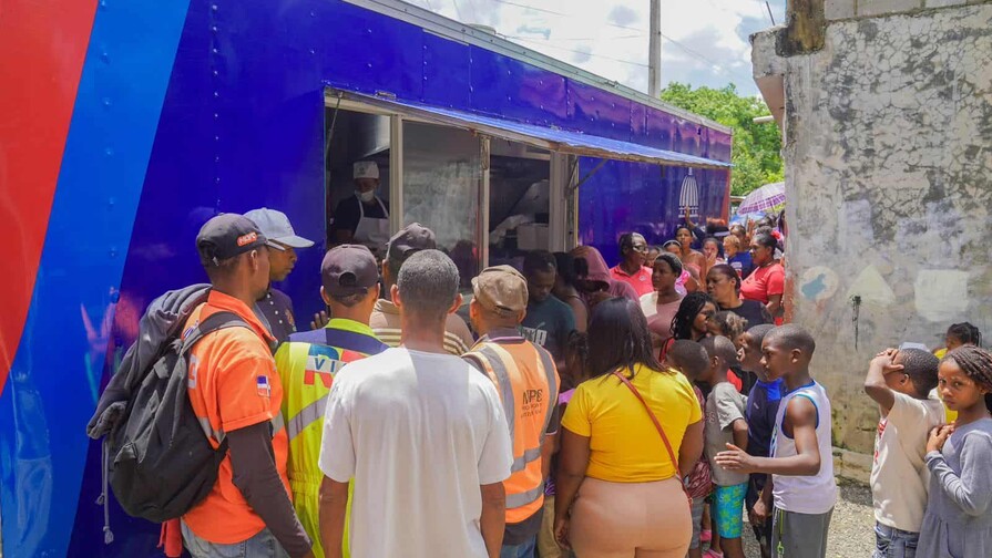 El Gobierno entrega enseres y alimentos a familias afectadas por lluvias en Villa Altagracia