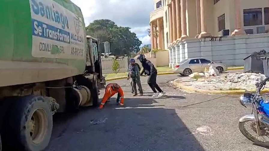 Muere conductor que fue apuñalado por turba de motoristas tras incidente de tránsito en Santiago