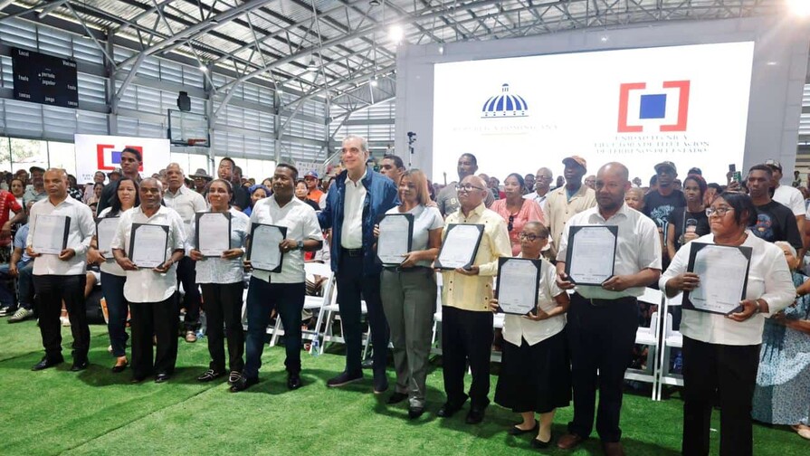 Presidente Abinader entrega 2,000 títulos de propiedad en el polideportivo Domingo Savio