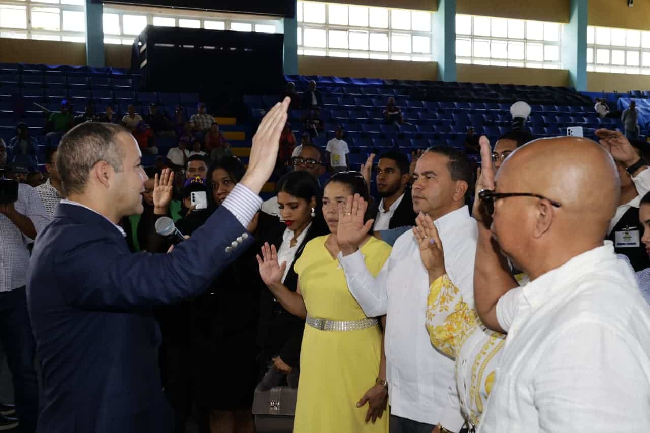 El secretario general del PLD, Johnny Pujols, juramenta a miembros del Movimiento Cristiano Canal de Ayuda para Todos.&nbsp;