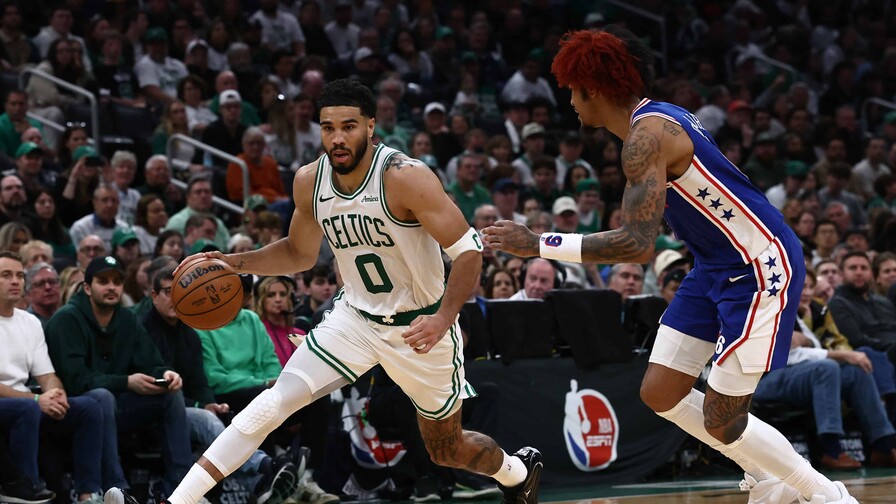 Celtics arrollan a Sixers en inicio de playoffs con brillo de Tatum y Brown