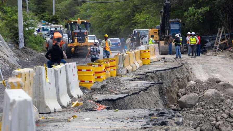 “Uno tiene miedo de que se derrumbe”: reciente socavón agrava el temor de los moradores en Ocoa