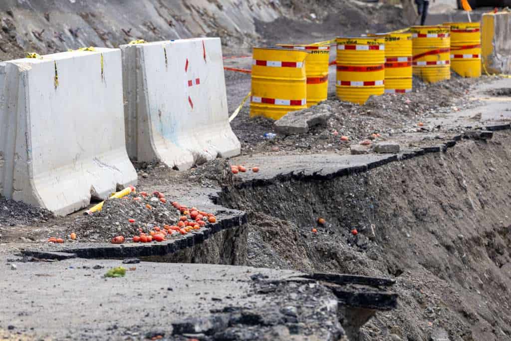 Tomates esparcidos en la vía tras incidente con camión en medio de las condiciones del tránsito en la carretera de Ocoa.