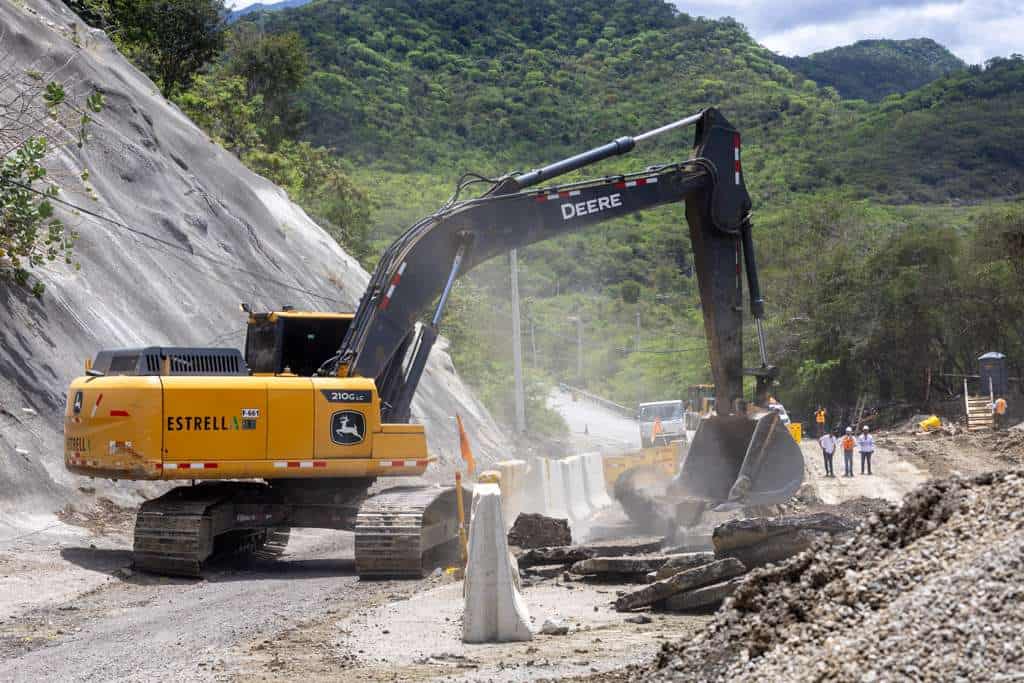 Maquinarias pesadas y brigadas trabajan en el kilómetro 4 de la carretera Ocoa–Cruce de Ocoa