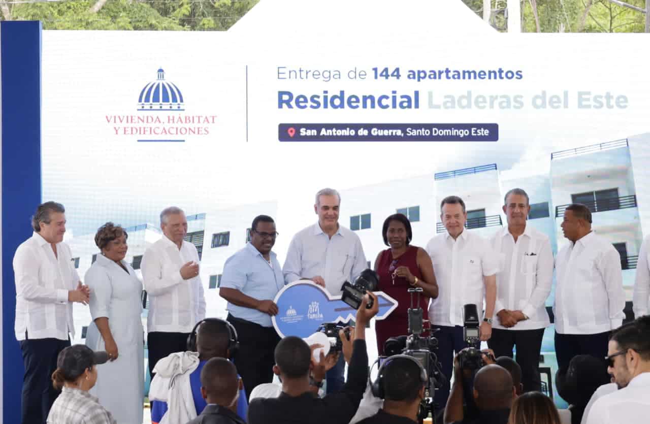 El presidente Luis Abinader (c) junto a varios funcionarios durante la entrega.
