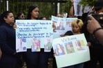 Familiares protestan frente a la Policía en Santiago por muerte de una mujer tras cirugía estética