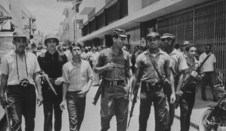 La llama de abril: memoria de una dignidad en armas