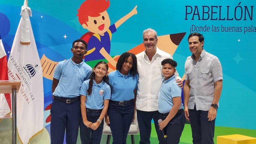 Abinader dialoga con estudiantes en Feria del Libro Cibao 2026 y destaca valor de la lectura