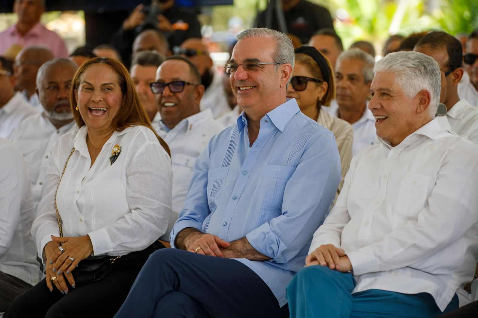 El presidente Abinader (c) junto a funcionarios en la inauguración.