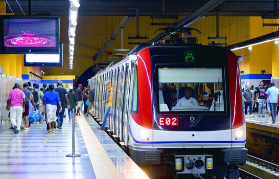 Hombros desgastados: la crisis de salud que enfrentan conductores del metro de Santo Domingo