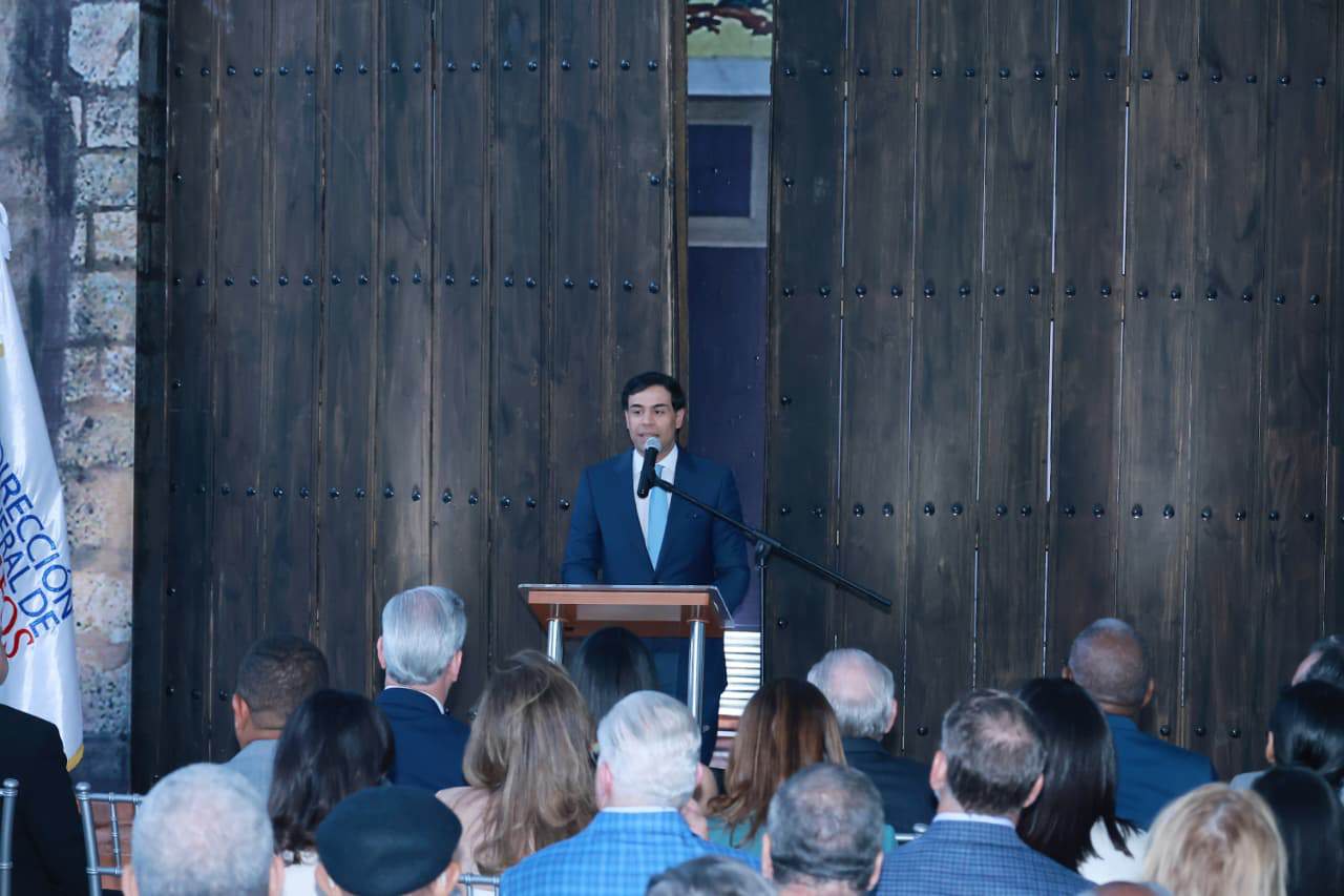 El ministro de Cultura, Roberto Ángel Salcedo, habla en el acto.