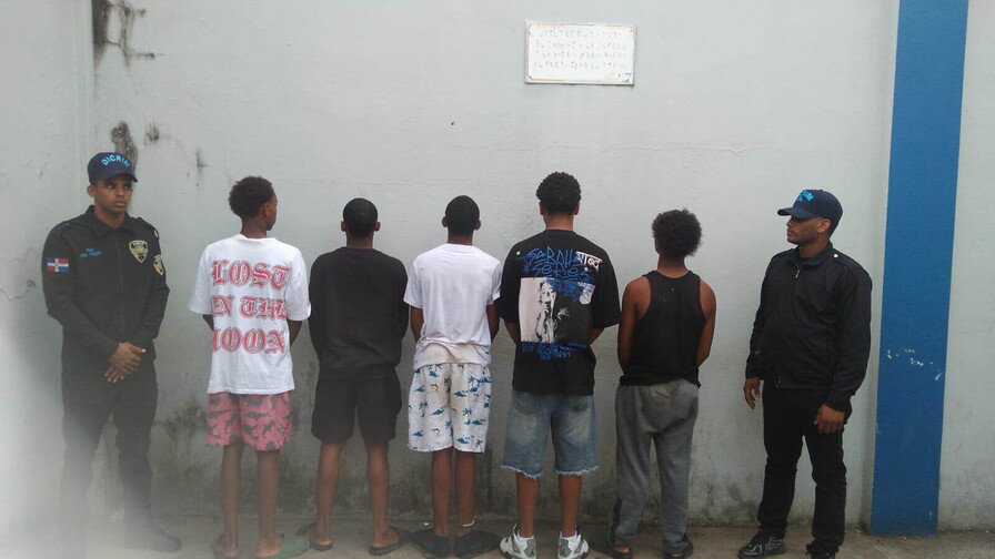 Policía apresa a cinco hombres por prenderle fuego a un gato en Sabana Perdida