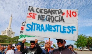 Trabajadores marchan en Santiago en rechazo a eliminación de la cesantía