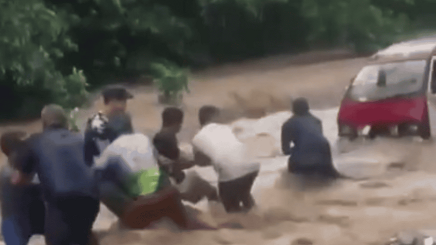 Rescatan vehículo arrastrado por crecida de un río en Santiago Rodríguez