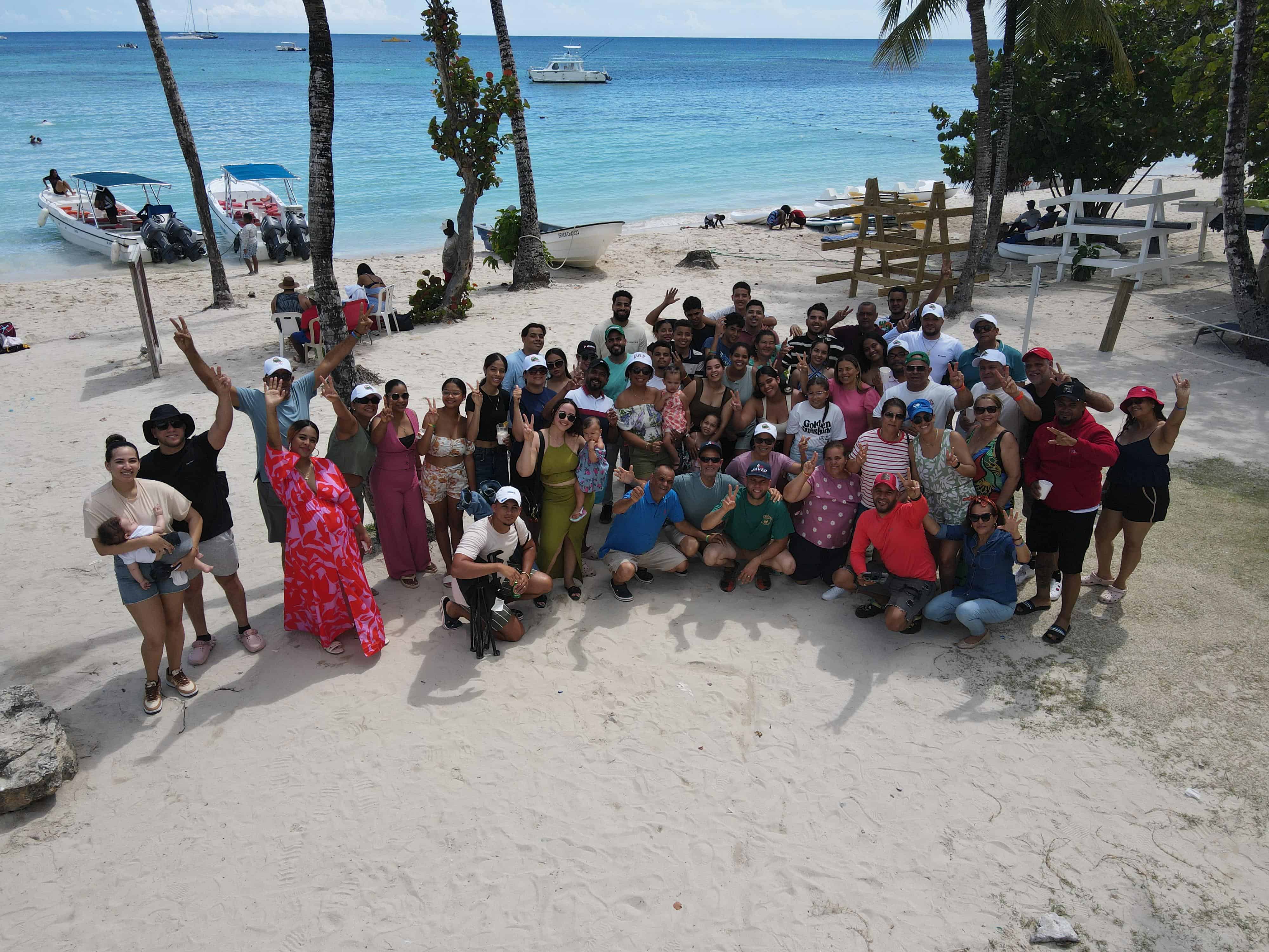 Los miembros de la familia Pujols Díaz (Los Euclides) en la playa pública de Bayahíbe, donde se instaló el Rally El Pinar 2025.