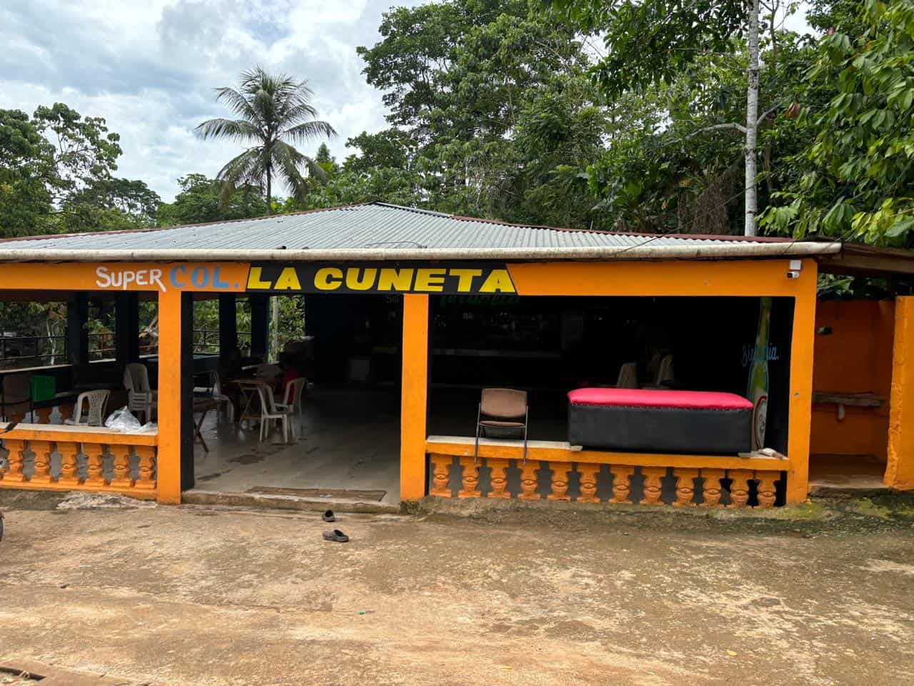 Colmados, bancas, galleras también forman parte del paisaje.