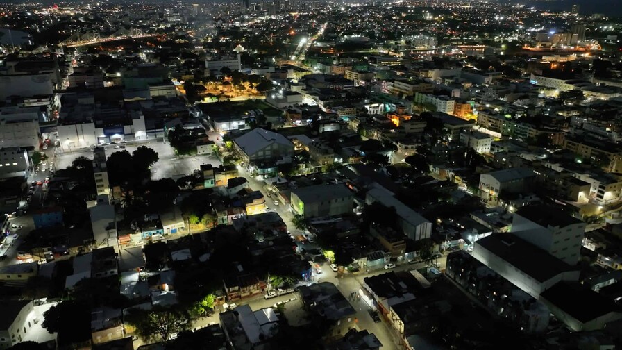 La Alcaldía del Distrito Nacional ilumina el sector San Carlos