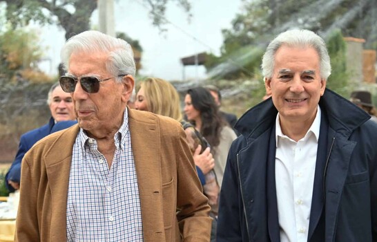 El hijo mayor de Mario Vargas Llosa hereda título de marqués concedido por rey de España