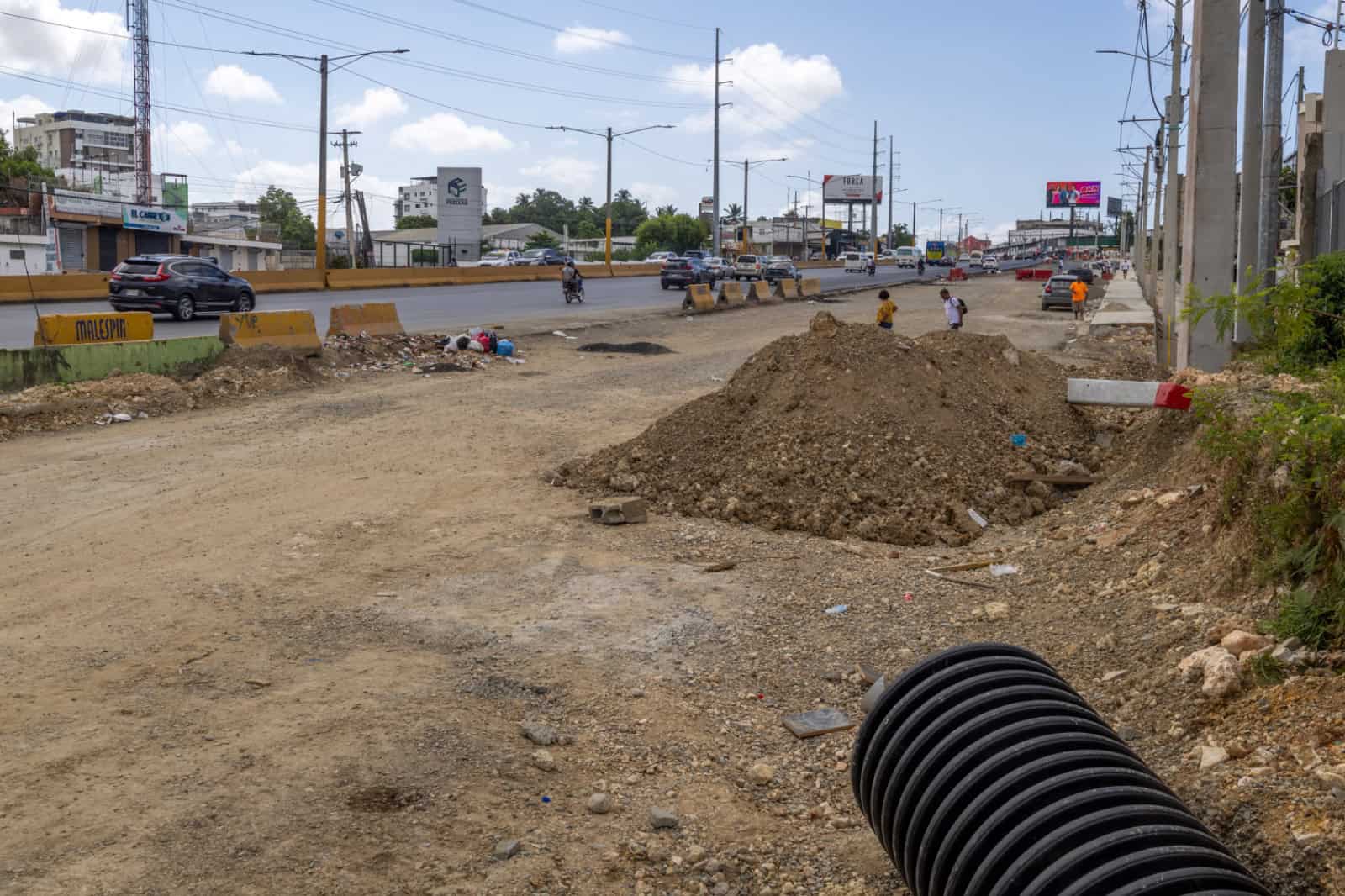 Materiales de construcción permanecen acumulados en el tramo intervenido. 