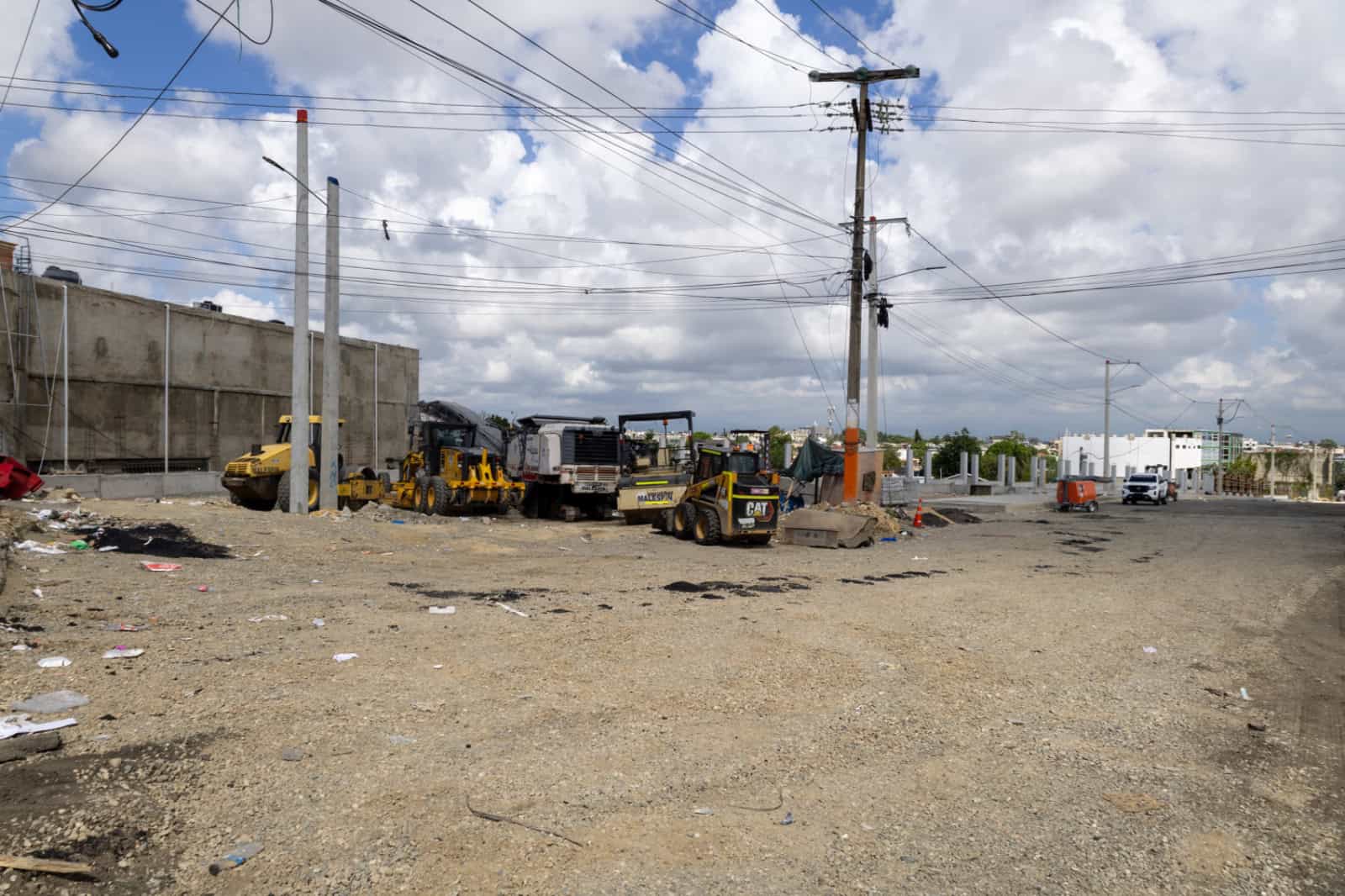 Maquinarias pesadas permanecían detenidas en la zona durante la mañana de este lunes feriado. 