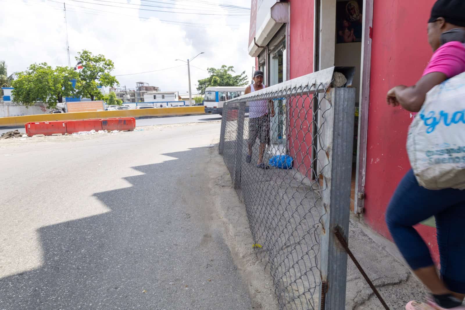 Mallas colocadas en el área han limitado el acceso a algunos negocios, según comerciantes.