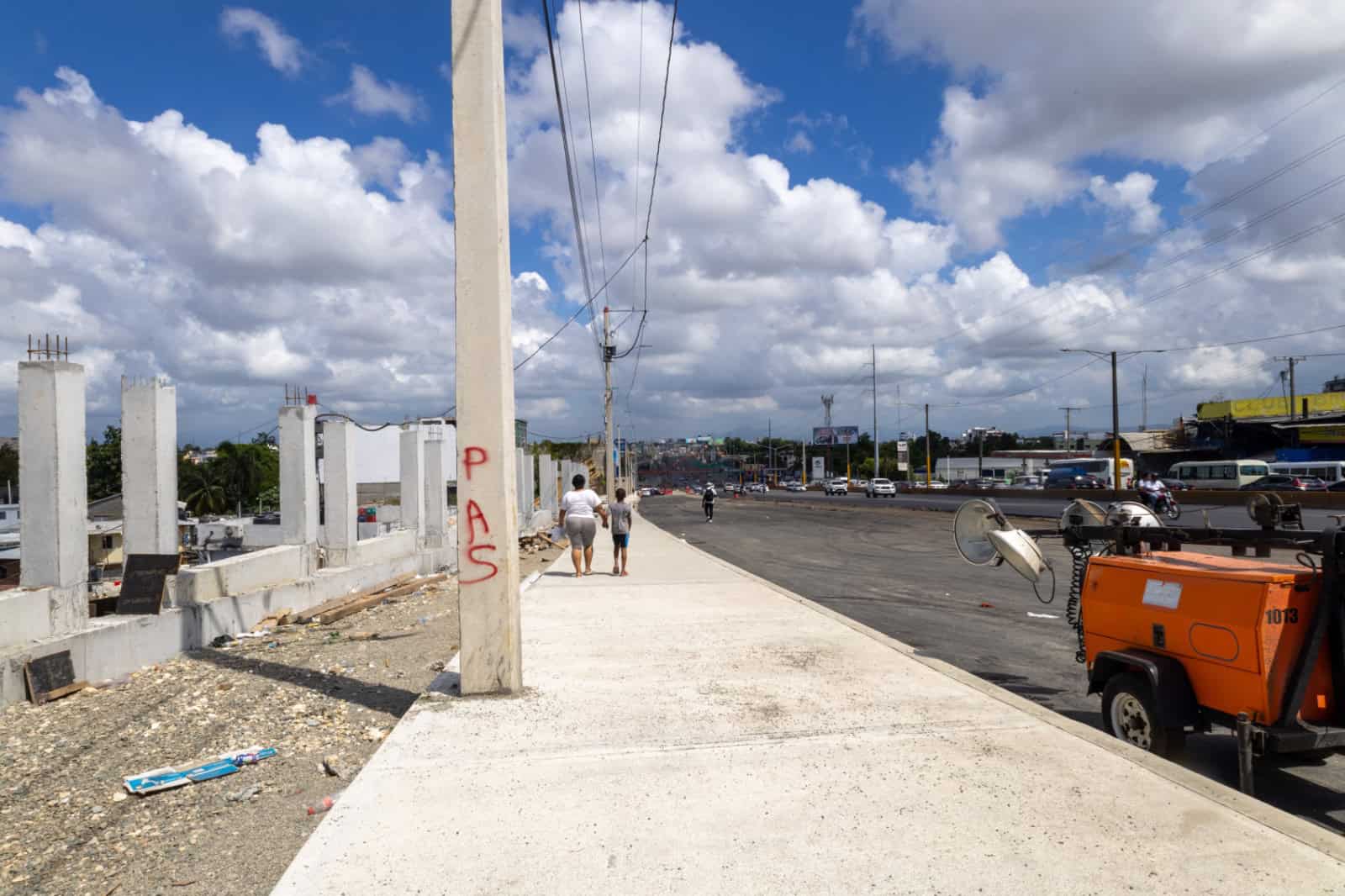 Postes eléctricos colocados como parte de los trabajos en la zona. 