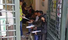 Más del 70 % de los solicitantes de regularización en España ya tienen permiso de trabajo