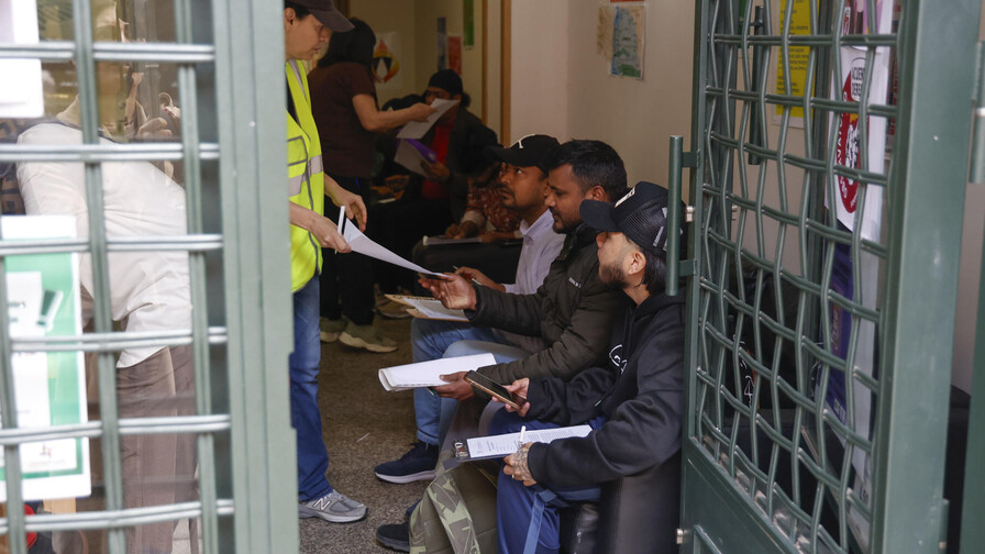 Más del 70 % de los solicitantes de regularización en España ya tienen permiso de trabajo