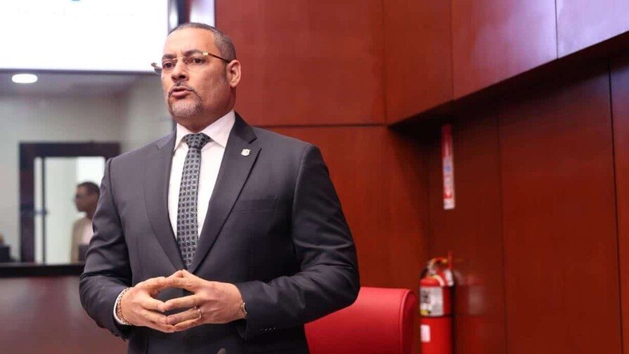Senador de la Fuerza del Pueblo somete proyecto de ley para regular la usura en créditos