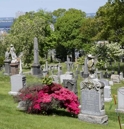 Tequila y ópera en español reviven a Frida Kahlo y Diego Rivera en cementerio de Brooklyn