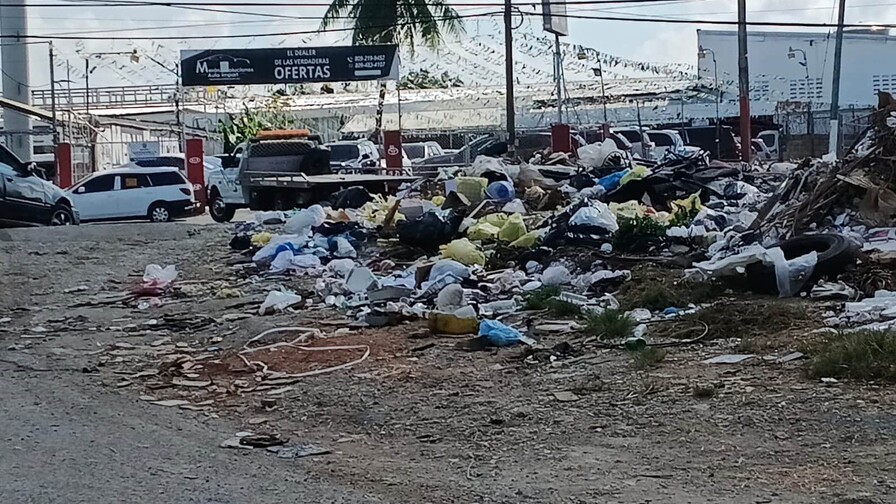 Basurero improvisado convierte entrada del Residencial Doña Idalia en foco de contaminación en SDE