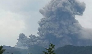 Tres excursionistas mueren en la erupción de un volcán en Indonesia