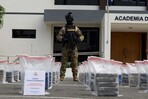 Incautan 1.3 toneladas de cocaína y 30 bloques de presunta marihuana frente a las costas de Baní